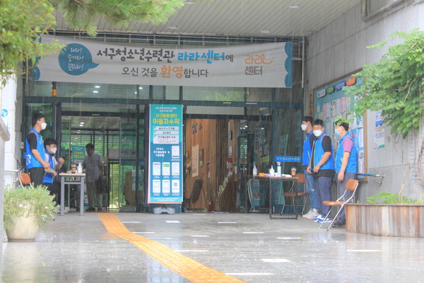 출입문을 통해 개인위생 철저히 점검후 통과