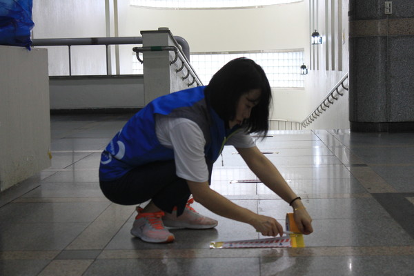 어르신들이 찾아오기 쉽도록 안내표지를 부착하고 있다.