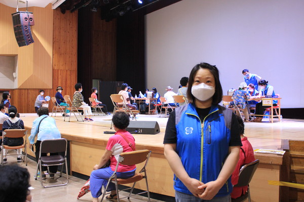 지급현장에서 일자리 참여자들의 안전을 숙지시키는 서구시니어클럽 서보영과장