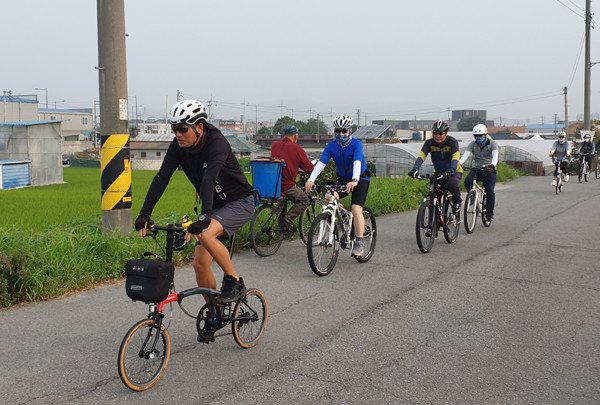 지난 22일 오전 자전거라도 추진위원회 참여 주체들이 광주송정역에서 영산강을 따라 자전거 라이딩을 하고 있다. 이들은 라이딩 후 영산강 자전거길 주변에서 자전거정책 간담회도 가졌다.