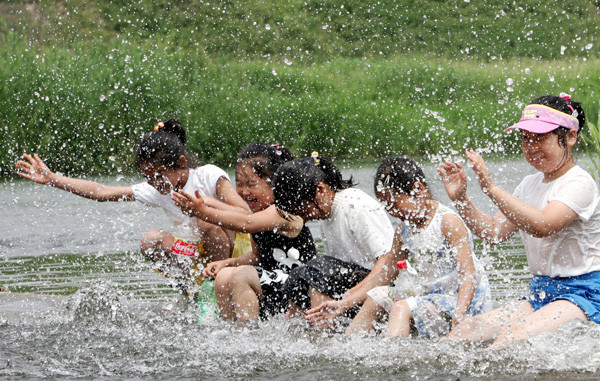 코로나19로 ‘집콕’인 청소년들에게 방학 때 가장 하고 싶은 게 무엇인지를 물었더니 돌아온 답은 물놀이였다. ‘코로나 이전’ 물놀이를 즐기는 청소년들.(광주드림 자료사진)