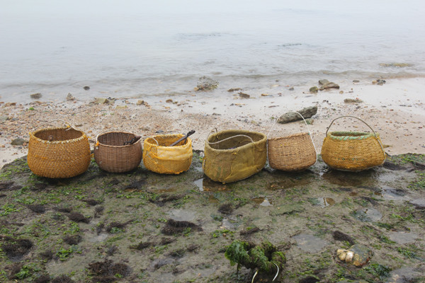 오랜 세월 바다 출입을 함께 해온 어매들의 일동지. 제 이력을 오롯이 몸에 새겼다. 영산도.