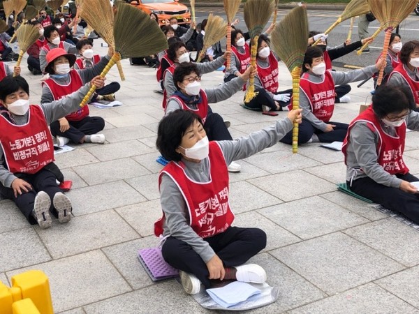 파업 집회를 하고 있는 LG트윈타워 청소노동자들. 사진출처=참세상.