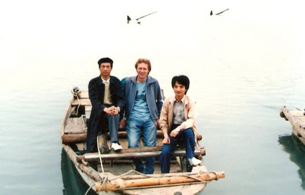 Dr. Shin(left) and Dr. Grotjohn(center) in a picture taken 40 years ago. 40년 전 광주국제교류센터 신경수 소장(왼쪽)과 로버트 그롯존 박사(중앙)가 함께 찍은 사진.