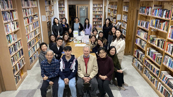 Th e Gwangju International Center team bids farewell to Dr. Robert Grotjohn (front, center). 광주국제교류센터 직원들이 떠나는 그롯존 박사(맨 앞줄 중앙)와 기념사진을 촬영하고 있다.