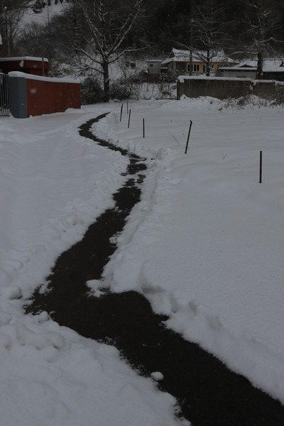 집과 집을 잇고, 사람과 사람을 잇는 길. 눈길 위에 난 사람의 길. 길을 내는 사람은 언제고 있다. 담양 월산면 용암리 홍암마을.