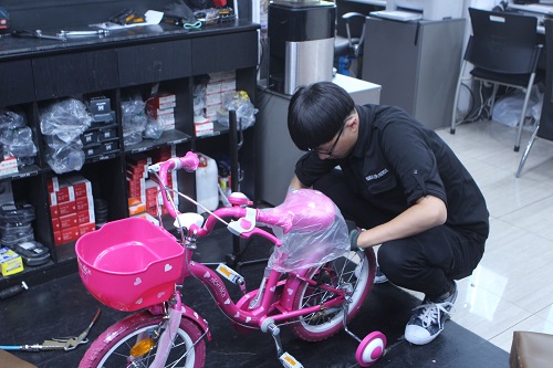 광주에코바이크의 청소년 작업장 ‘바이크런(Bike Run)’에서 한 청소년이 자전거를 정비하고 있는 모습.(광주드림 자료사진)