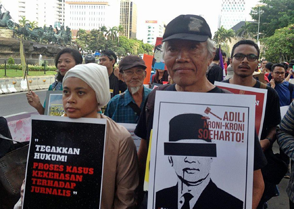 Bedjo Untung in a rally urging the punishment of Suharto for the 1965 genocide.