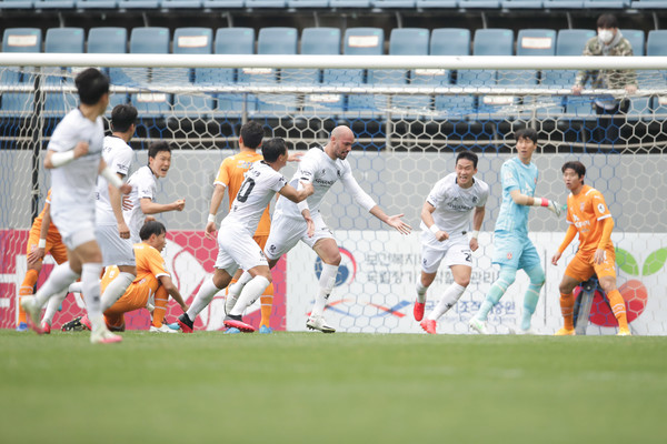 지난달 20일 제주와의 열린 경기에서 펠리페가 득점 후 세리머니를 하고 있다. 사진=광주FC 제공