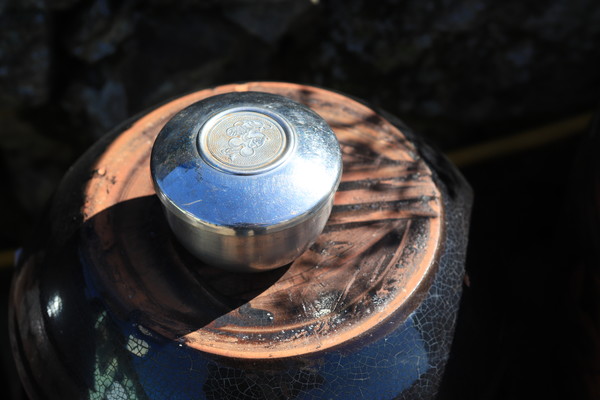 아침마다 장독대 위 밥그릇에 새 물을 떠서 올리고 빈다. 자식의 무탈함과 건강을. 완도 소안도 부상리.