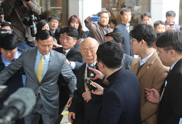 　지난해 3월 사자명예훼손 재판을 받기 위해 광주법원에 도착한 전두환이 취재진의 질문에 불만스러운 표정을 짓고 있다. 광주드림 자료사진