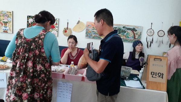 한밭 레츠는 지역 내에서 통용되는 지역화폐를 통해 회원들이 노동과 물품을 거래할 수 있는 지역 품앗이 제도를 축으로 하고 있다. 한밭 레츠의 반짝시장 모습. (사진=한밭레츠 홈피)