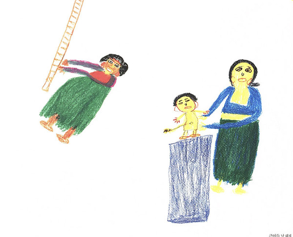 점순 어매가 이 그림을 해설하길, “전에는 집에서 애기를 나. 벼랑박에 걸어논 베를 잡고 힘을 써. 얼굴도 따끄고 하라고 시집올 때 지댄 헌 천에다 수를 놔갖고 갖고 온 거를 잡아댕김서 힘을 썼제.”