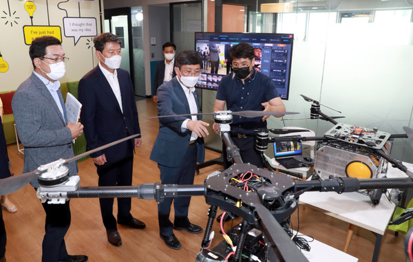 안도걸 기획재정부 제2차관과 조인철 광주광역시 문화경제부시장이 16일  광주 AI창업캠프에서 열린 AI산업 활성화 기업간담회 참석에 앞서  AI창업캠프를 둘러보고 있다. 광주광역시 제공