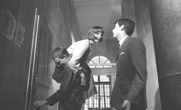 법원 정리(廷吏)의 아내가 하찮은 조언을 하고, 변호사의 간병인이 쓸모없는 충고를 하고, 판사의 초상화를 그리는 화가가 불법적인 변호를 하는 상황은 소송에 문외한인 K를 무척 당혹스럽게 한다.