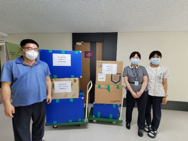 물품을 기부한 전남대학교병원 공공 보건의료사업팀.