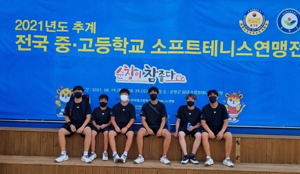 금호중학교 소프트테니스부가 전국중고교소프트테니스 추계연맹전 남중부 단체전에서 우승했다. 사진=금호중학교 제공