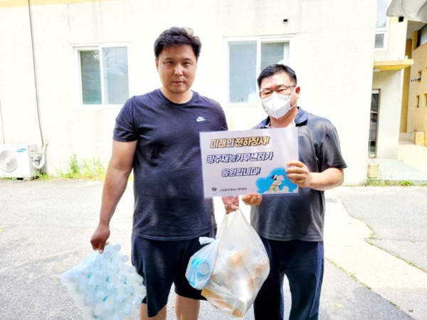 씨름부를 지도하고 있는 광주중학교 배항해 감독(왼쪽).