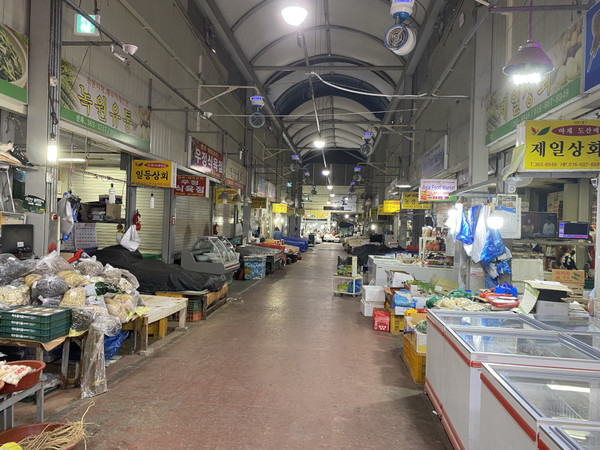 양동시장 등 재래시장은 코로나 상생 국민지원금 지금이 소비 활성화로 이어지길 바라고 있다. 추석 명절 대목을 기대하고 있는 지난 14일 시장 안 한산한 풍경. 광주드림 자료사진