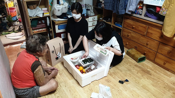 인애종합사회복지관이 추석 명절을 앞두고 홀몸 어르신 등 가정에 17가지 차림 선물세트를 전달했다.