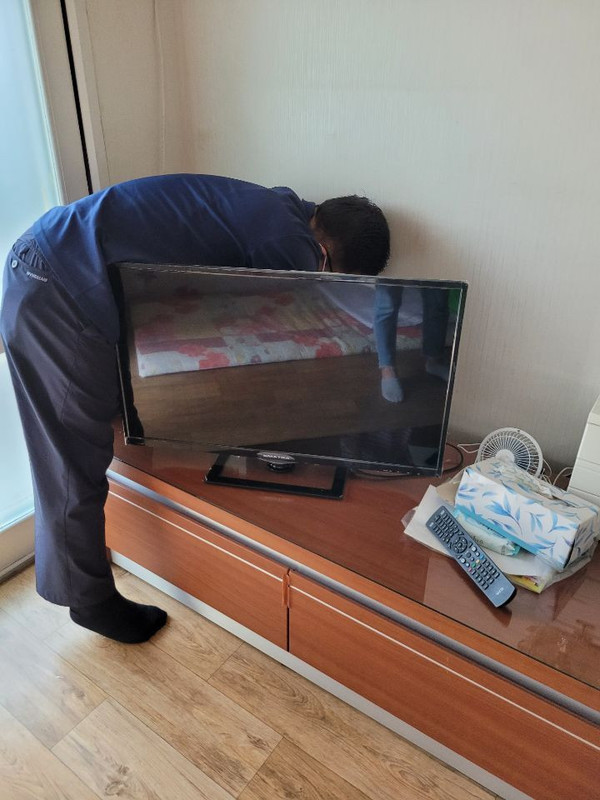 김 모 어르신댁에 TV를 설치하는 모습.