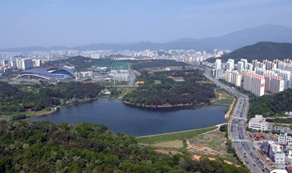 광주시가 새로 꾸린 도시공원위원회 위원들 면면이 편중돼 있어 새로 구성해야 한다는 목소리가 나오고 있다. 이번 위원회는 2023년까지 활동하며 민간공원 특례사업  부지 등 광주의 마지막 남은 공원 조성을 결정하게 된다는 점에서 어느때보다 중요한 역할을 부여받고 있다. 사진은 민간공원 특례사업 대상지인 서구 풍암호수 주변 모습. 광주드림 자료사진