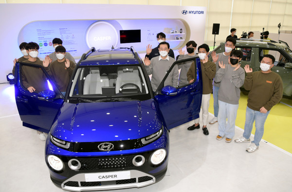 지난달 29일 시청 시민홀에서 열린 캐스퍼 차량 전시관 개관식. 이용섭 시장과 시민들이 기념 촬영을 하고 있다. 광주드림 자료사진