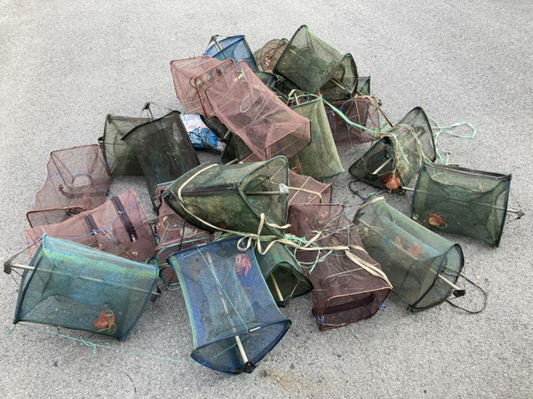 국립공원공단 무등산국립공원동부사무소가 수거한 불법 통발들. 무등산국립공원동부사무소 제공