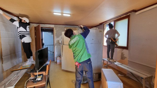 광주환경공단의 주거환경개선사업 봉사 활동 모습.