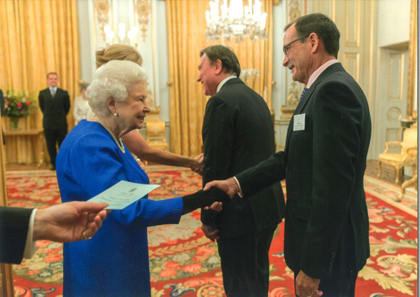 퀸 엘리자베스 2세 여왕과 만나는 폴 코트라이트(2019년 10월)