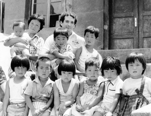 한센병 재정착 마을에서의 평화봉사단 폴 코트라이트(1979)