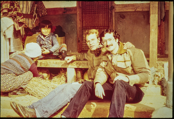 평화봉사단 팀 원버그와 함께 있는 폴 코트라이트, 나주 근처 호혜원(1980)