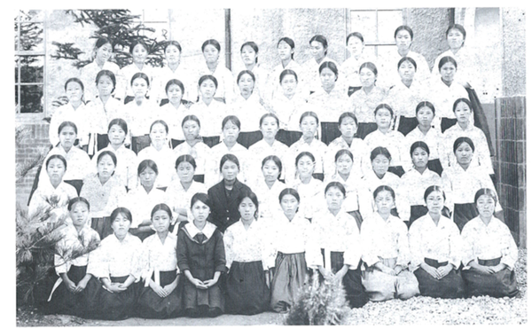 1927년 광주여고보 1회 학생들 사진. 총 53명이며 사진 찍은 장소는 밝혀지지 않았으나 개교 당시 장소인 일본인 여학교 교정으로 추정됨(출처:전남여고 80년)