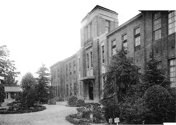 1938년에 찍은 광주여고보 본관(광주시청 시청각자료실). 2021년 전남여고 역사관으로 쓰이고 있는 옛 본관 건물. 