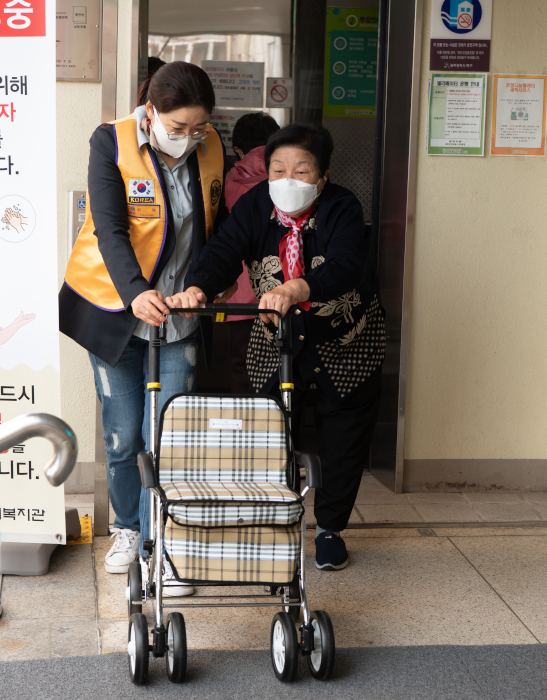  무등종합사회복지관이 거동불편 노인을 위해  ‘사랑의 실버카’ 를 지원했다.