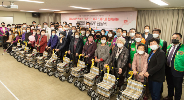 무등종합사회복지관이 거동불편 노인을 위해  ‘사랑의 실버카’ 를 지원했다.