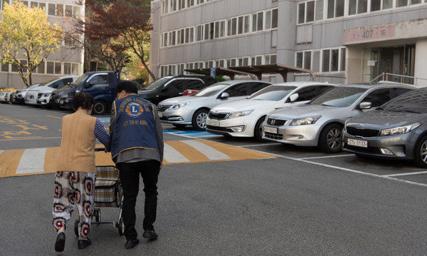 무등종합사회복지관이 거동불편 노인을 위해  ‘사랑의 실버카’ 를 지원했다.