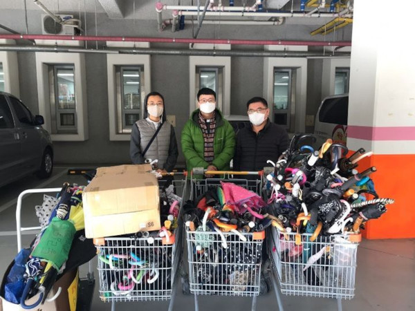 우산을 기부한 광주가톨릭청소년회 정경륜 신부님과 박지영 수녀님.