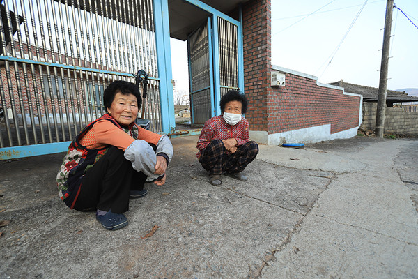 “우리는 날만 새문 서로 딜다봐. 둘이 갑장이여. 소띠. ㅤ멫 년 전까지만 해도 갑장 많았제.” 최정심(왼쪽), 장소제 어매.