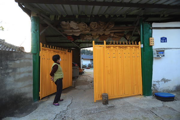 김미순 어매 집 대문간 풍경. 너른 지붕 아래 켜켜이, 수납의 미학이 빛난다.