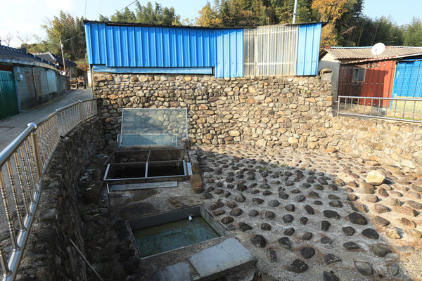 “온 동네가 다 묵었제. 옛날에는 모다 요 큰시암 한나 갖고 살았어.” 중고마을 큰샘.