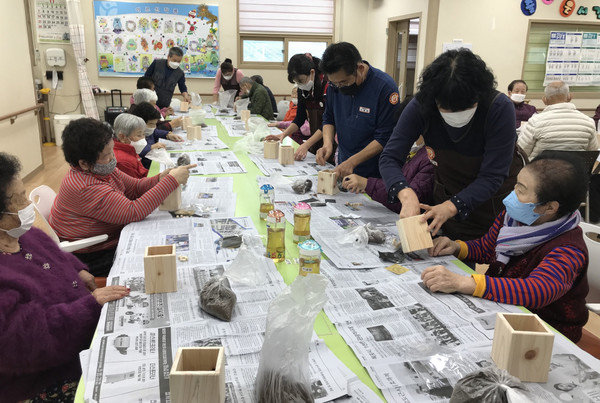 장성군 노인복지센터 편백나무키우기 체험 활동 장면. 전남도 제공
