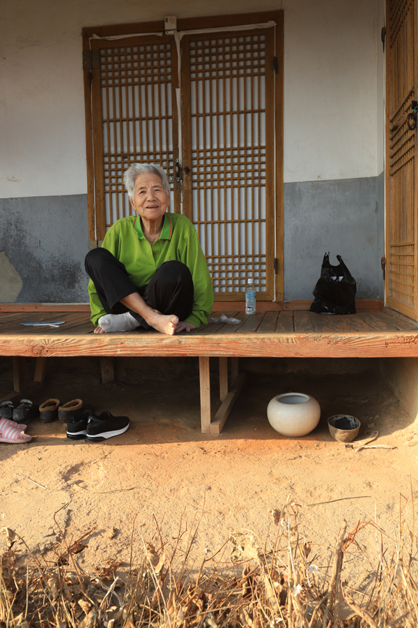 “사는 것이 고생이어라. 나는 젊어서 혼자 돼갖고, 이 시상을 살아나왔어라.” 조연애 어매.