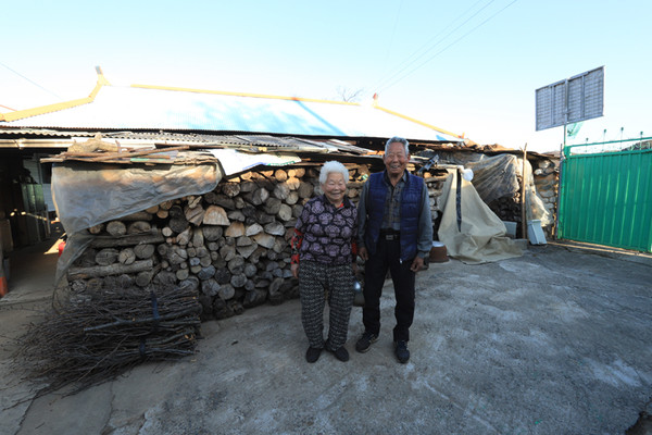 “나는 이날팽생 할멈 덕으로 묵고산다 생각하는디, 할멈은 맨나 영감 덕으로 묵고산다 그래. 서로 늘 그 맘으로 살아.” 이유찬, 신정심 부부.