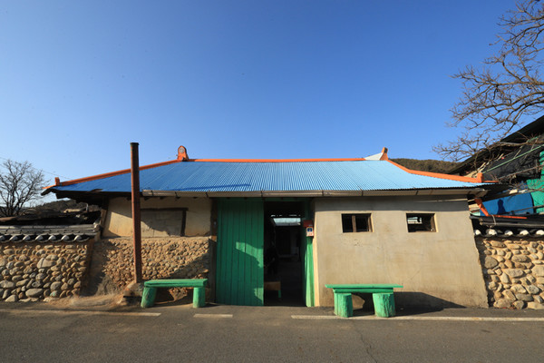 “동네 사람이라문 한번씩은 다 앙거봤지.” 대문 양 옆으로 의자가 놓여 있다. 그저 쓰임과 나눔을 위해 투덕투덕 수더분하게 지어낸 솜씨. ‘누구든 쉬어가시오’라고 묵묵히 청하는 의자다.