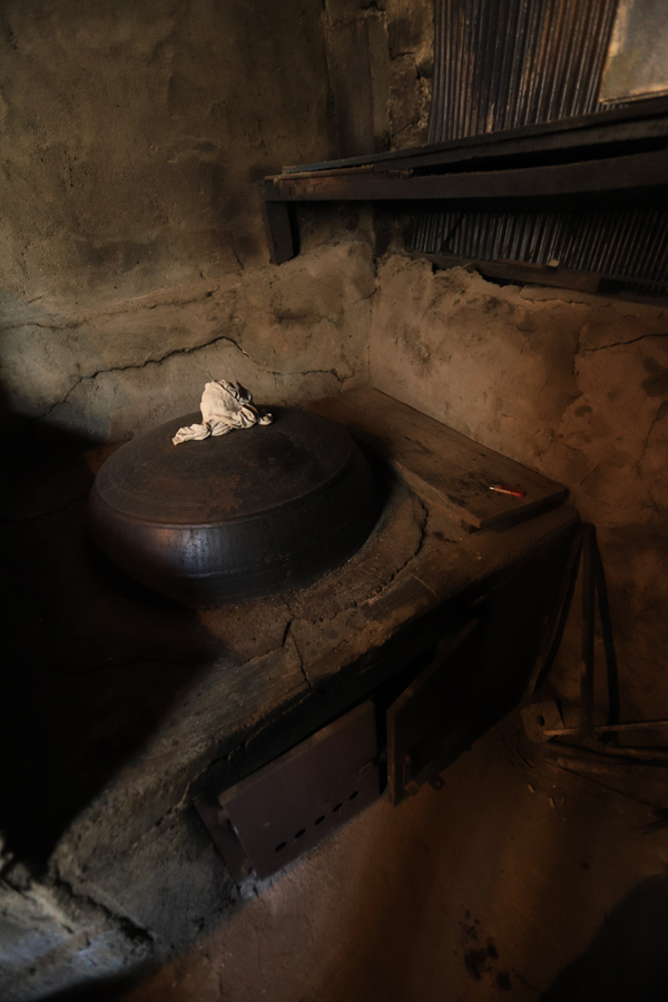 “이거 오래 되도 안해. 얼매 안돼”라고 할배가 말하는 거멍무쇠솥은 스무 해 남짓.