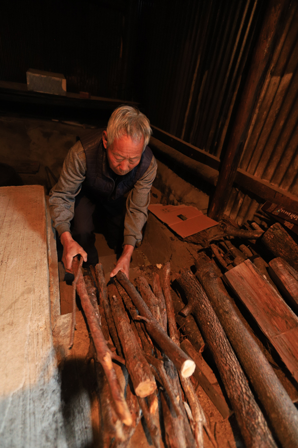 “우리는 나무가 겨울 양식이나 마찬가지여. 불 때고 산게. 큰방에 지름을 때먼 손이 곱아져. 온도를 좀 씨게 해노먼 마음이 두근두근해. 지름은 함부로 못 때. 아까와서. 나무는 맘놓고 때지. 근게 뜨시지.”