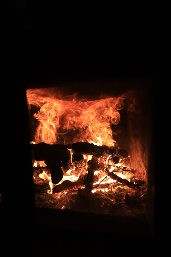 “우리 할멈 따숩게 한게 이 내맘이 좋지.” 화르르 타닥타닥 타는 불빛이 할배 얼굴을 바알갛게 물들인다.