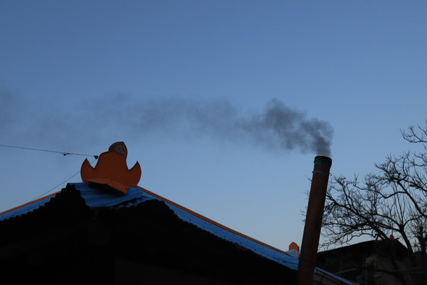 저물녘 굴뚝에 김 폴폴, 마음 다수워진다.