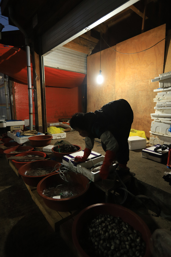 “장사라는 것은 첫새복에 문을 열어야 혀.” 가게마다 좌판마다 출근하자마자 화르르 불을 지펴올린다. 그 불빛들이 어둠과 추위를 한꺼번에 물리치며 장터의 새벽을 연다.